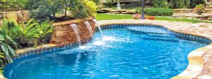 13. kolam renang yang menyatu dengan elemen batu alam