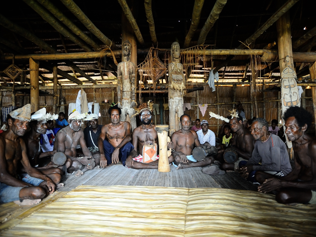 Aktivitas kaum laki-laki Suku Dani pada malam hari di dalam rumah Honai