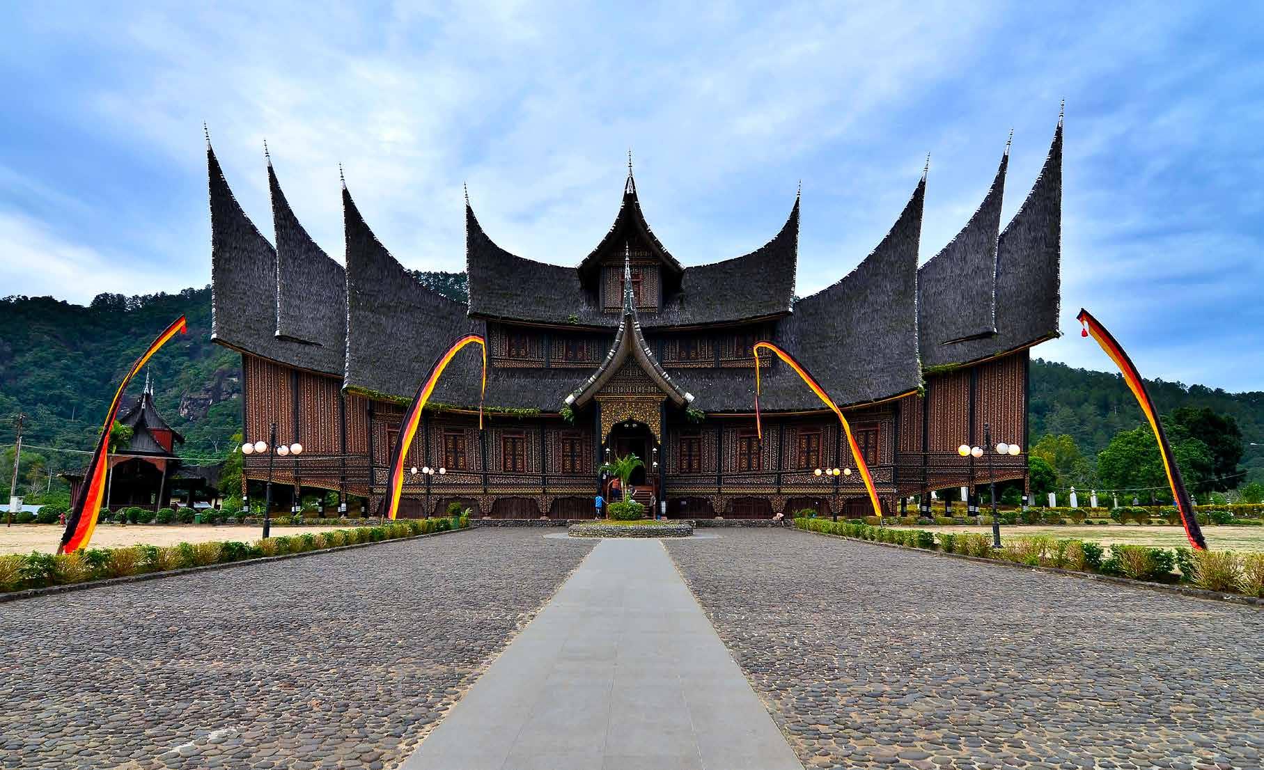Alasan Wajib Berkunjung ke Istana Pagaruyung di Padang