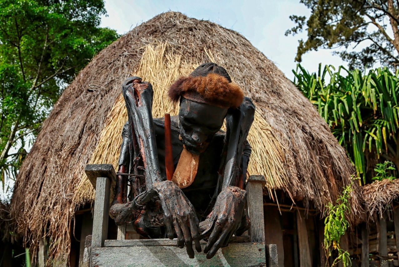 Mumi leluhur suku Dani yang disimpan di dalam rumah Honai, hanya dikeluarkan untuk upacara atau ditunjukkan kepada turis yang datang