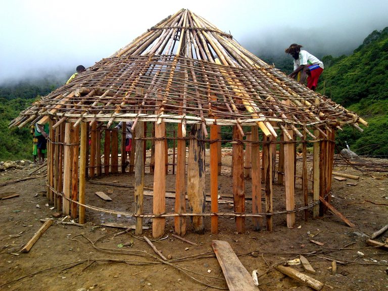 3. Proses pembangunan rumah Honai yang hanya boleh dilakukan oleh para ...