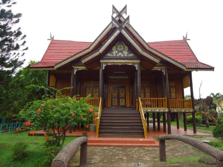 2. Rumah Adat Bantayo Poboide
