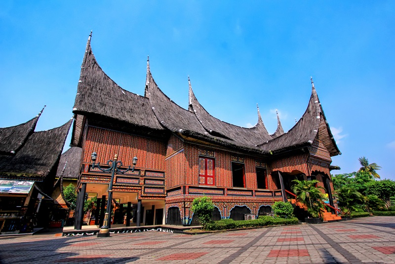 Rumah adat suku minangkabau disebut dengan rumah