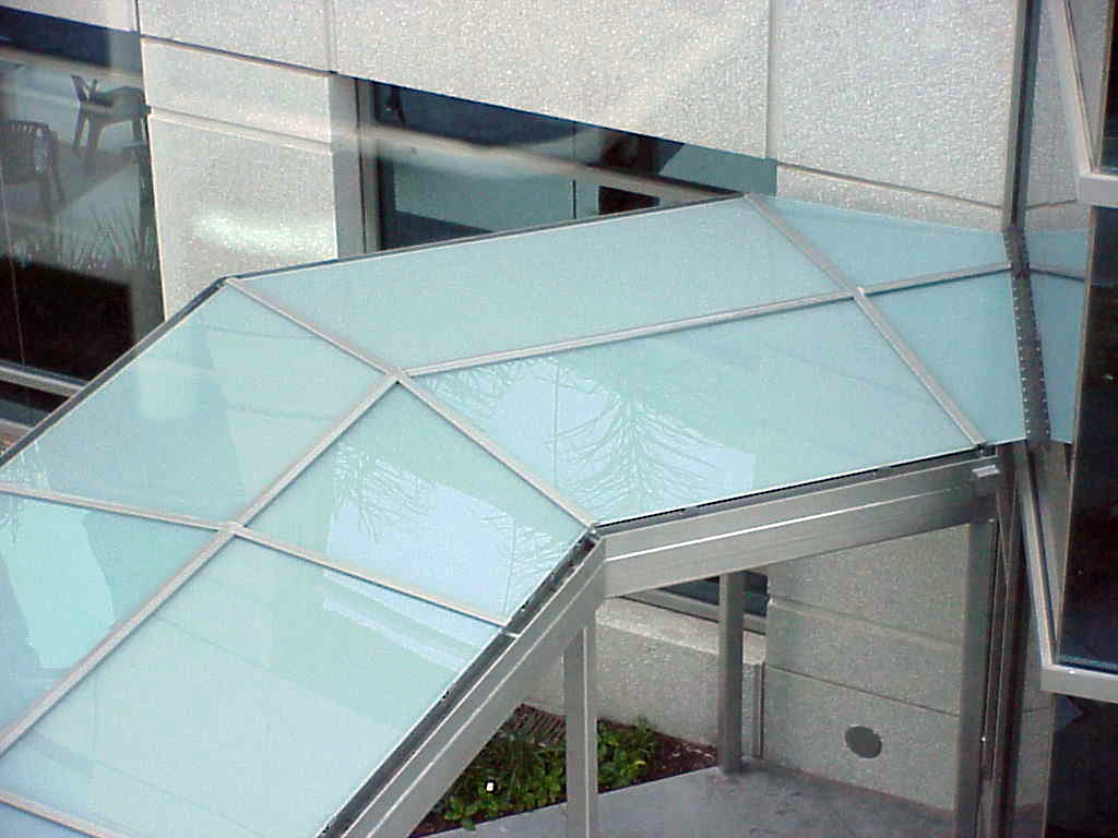 Kanopi kaca sebagai penghubung dua bangunan yang terpisah