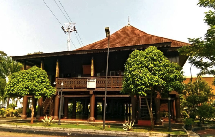 Mengenal Rumah Adat Lampung Nuwo Sesat