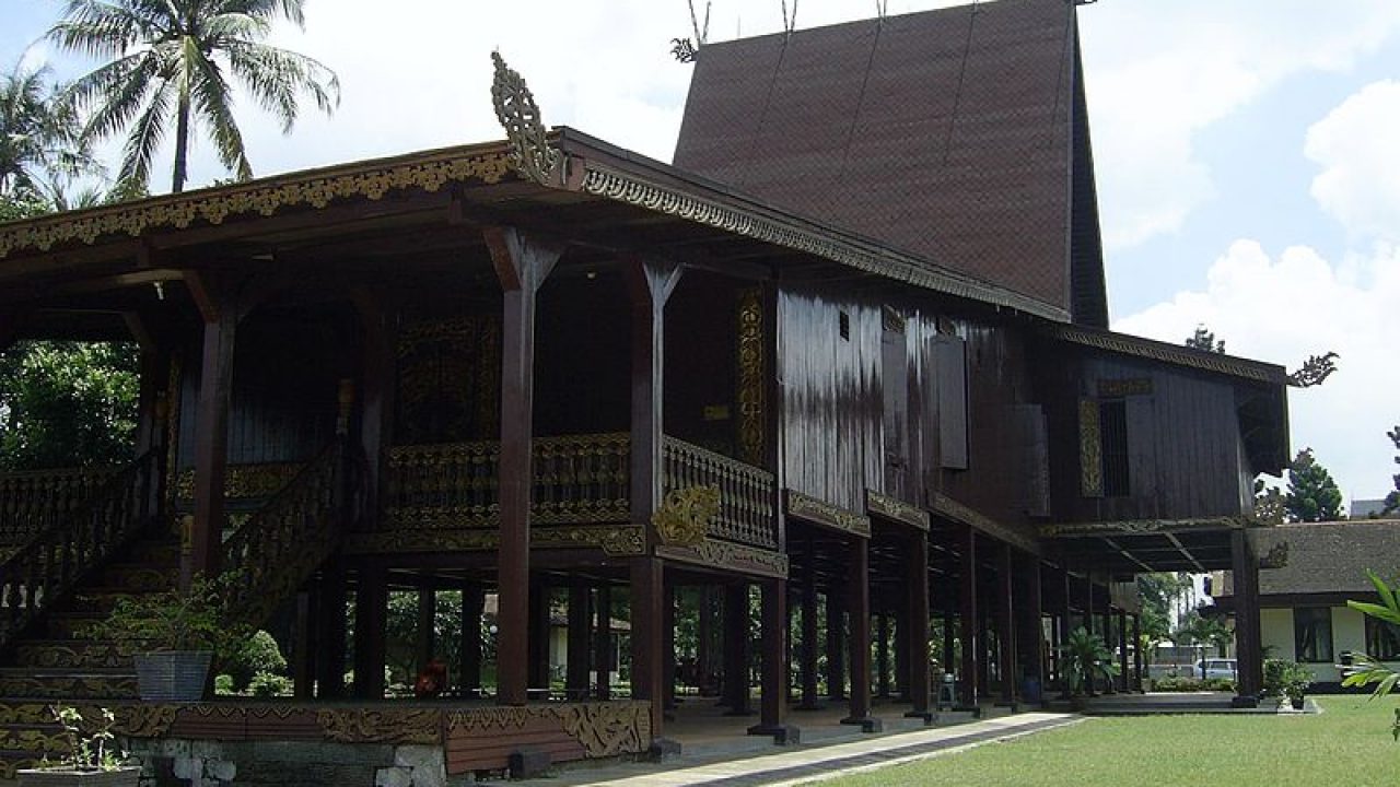 Rumah Khas Kalimantan Selatan Bubungan Tinggi