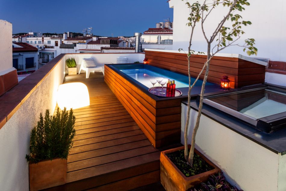 Desain rooftop minimalis dengan jacuzzi
