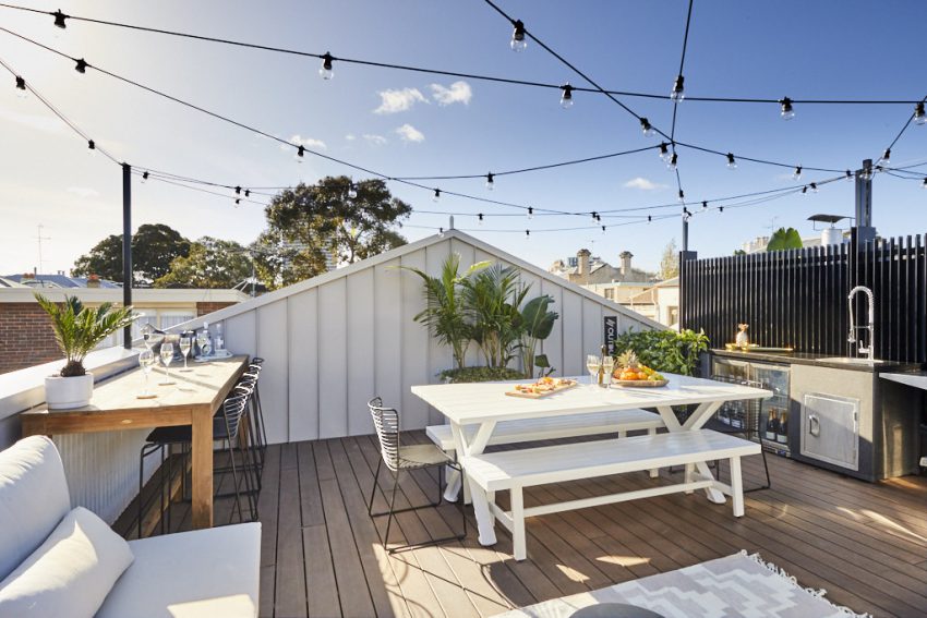 Desain rooftop sebagai ruang makan dan dapur outdoor